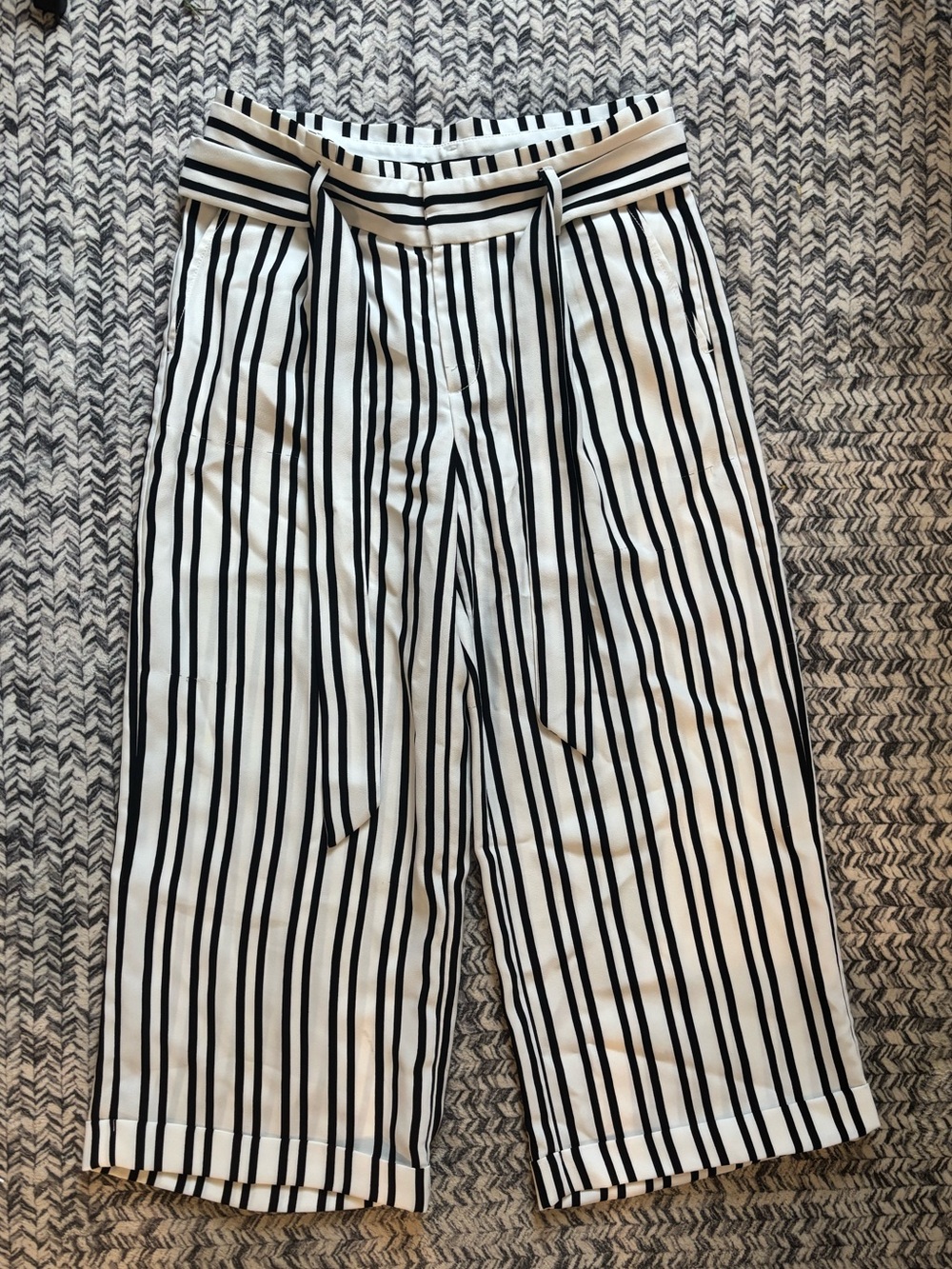 Women’s Banana Republic Black and White Striped Tie-Waist Wide Leg Pants Size 6